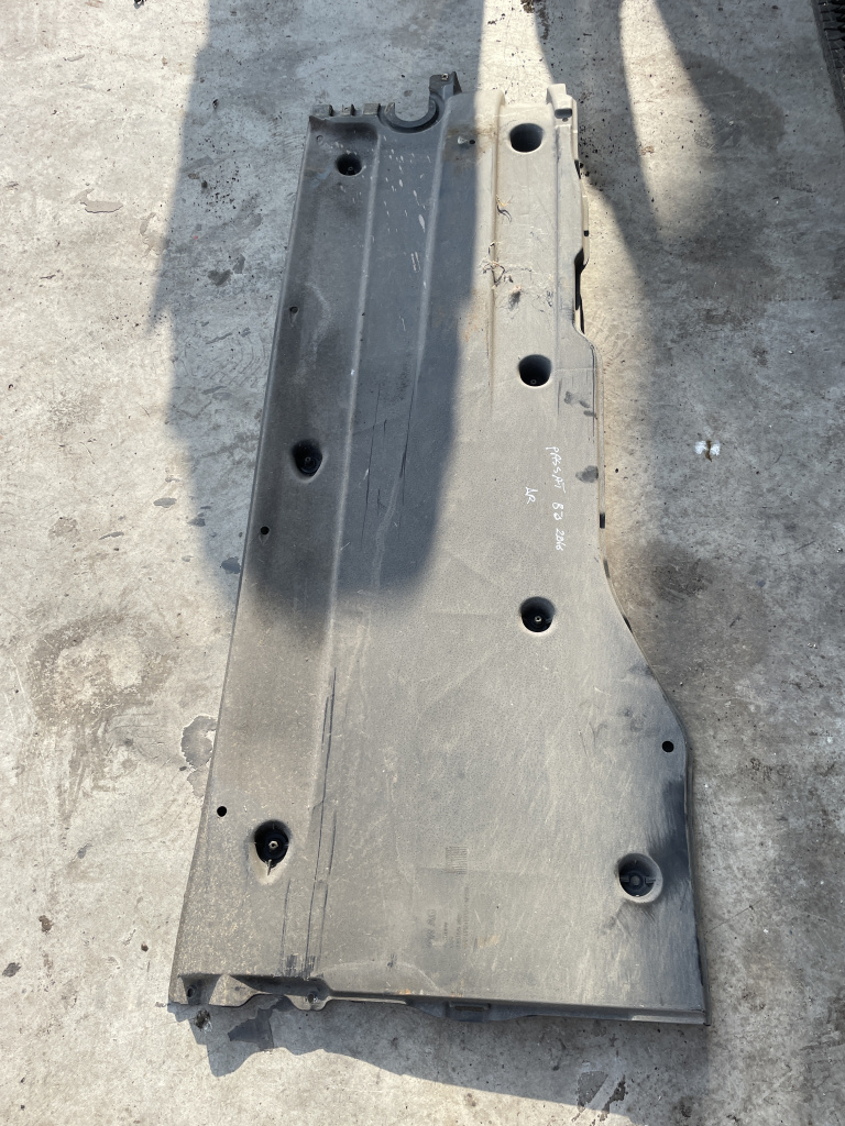 Scut lateral dreapta Volkswagen Passat B