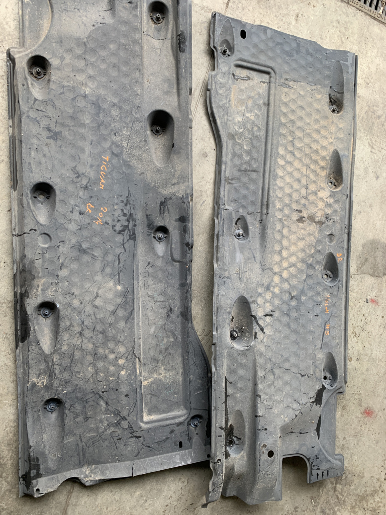 Scut lateral dreapta Volkswagen Tiguan - Motorina 2014, 5N0825202A