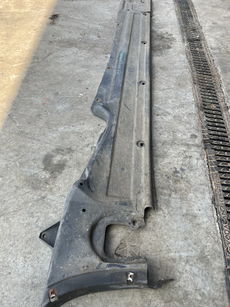 Scut lateral dreapta Volkswagen Touareg 2011