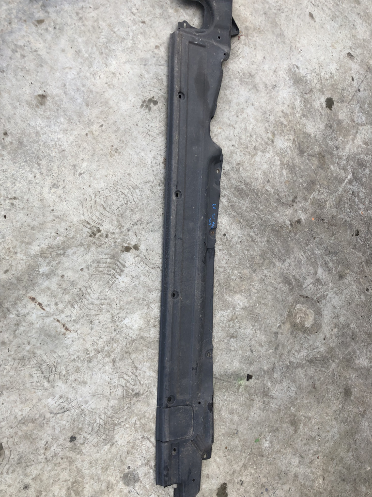 Scut lateral dreapta Volkswagen Touareg 2012