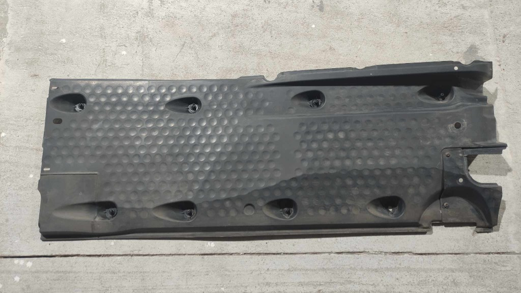 Scut lateral stanga 3C0825201F VW Passat B7 2.0 TDI an fab. 2010 - 2014