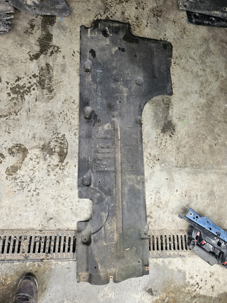 Scut lateral stanga BMW Seria 5 F10 2.0 Motorina 2012, -
