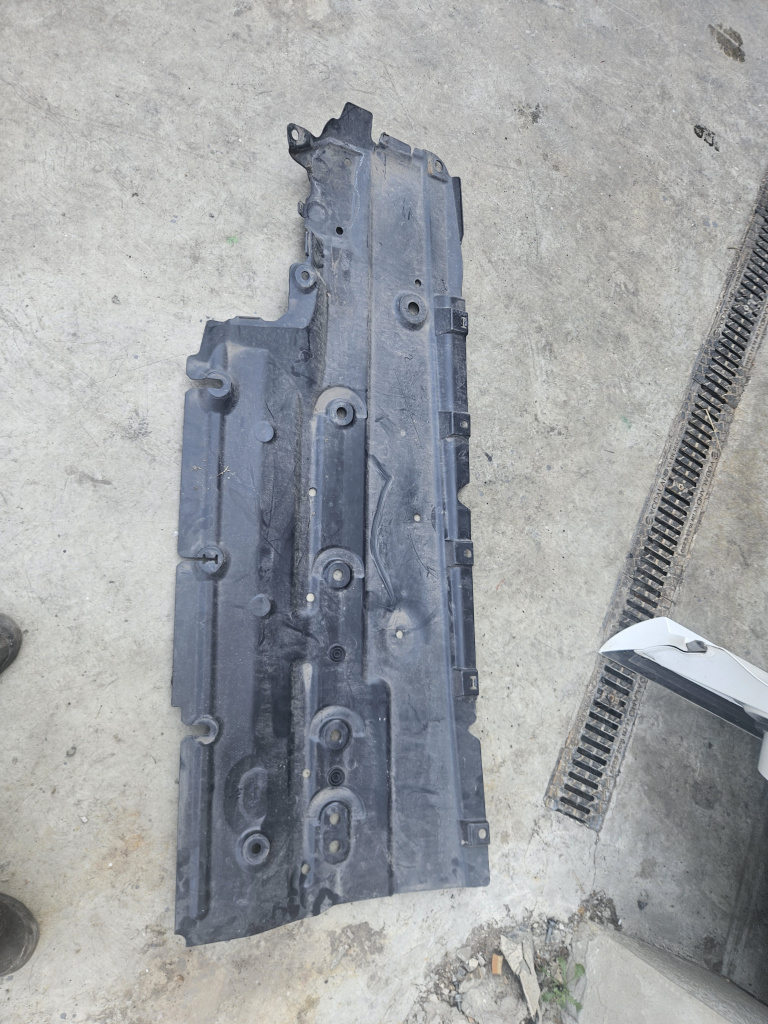 Scut lateral stanga Dacia Sandero 3 Stepway 2021