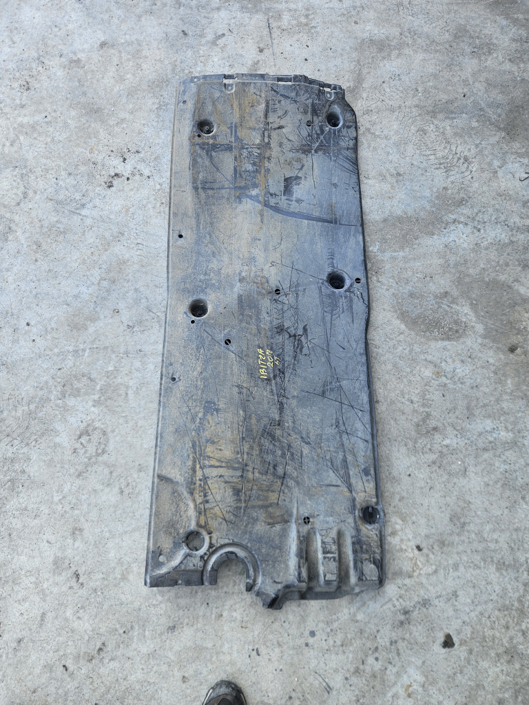 Scut lateral stanga Seat Ibiza 1.2 Motorina 2012, 2Q0825201B