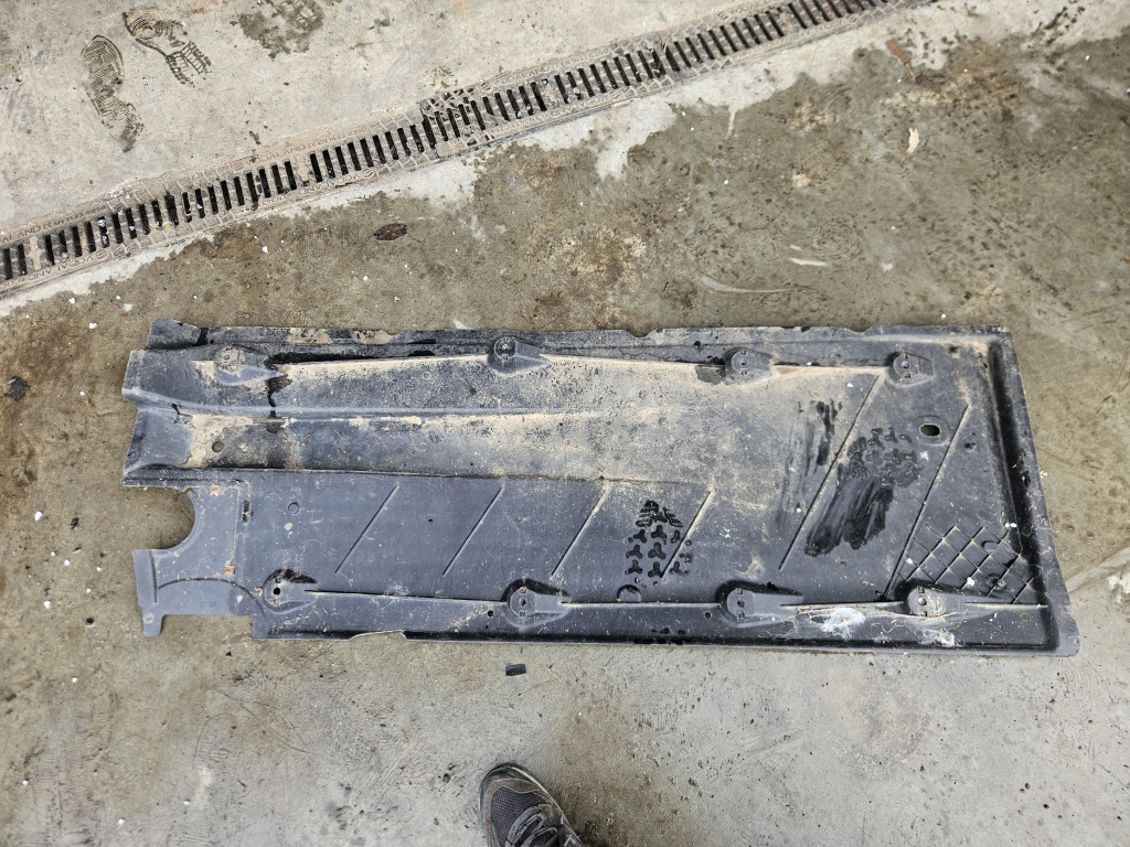 Scut lateral stanga Seat Leon 2.0 Motorina 2008, 1Q0825211