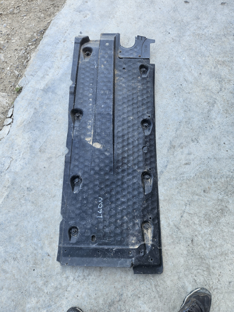 Scut lateral stanga Seat Leon 2.0 Motorina 2010, 1K0825211E