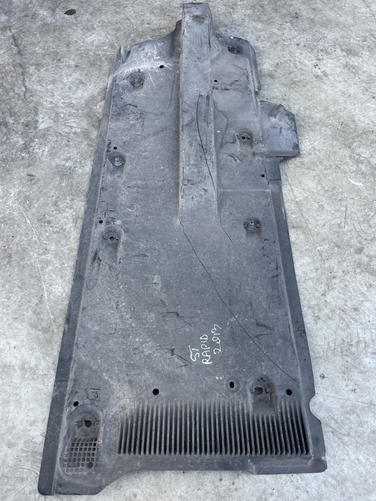 Scut lateral stanga Skoda RAPID 2.0 Motorina 2013