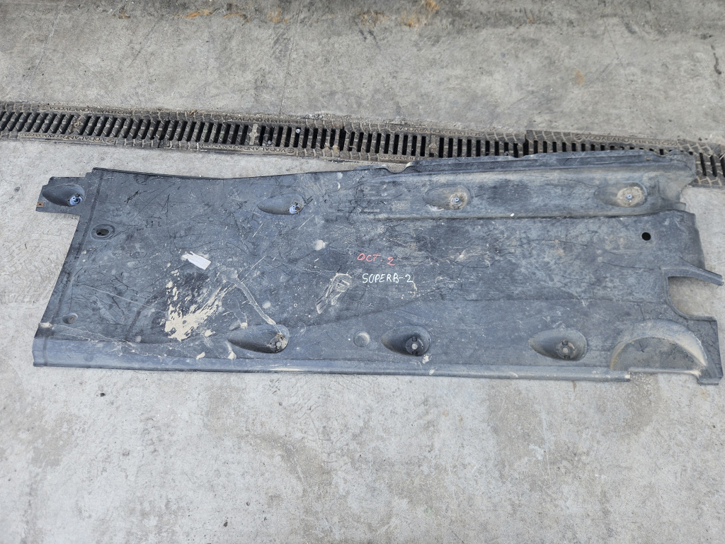 Scut lateral stanga Skoda Superb 2 2.0 Motorina 2012, 3T0825201C