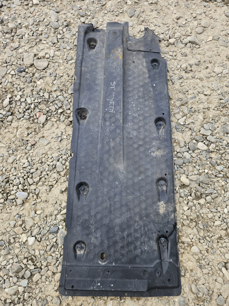 Scut lateral stanga Skoda Yeti 2.0 Motorina 2012, 1K0825211E