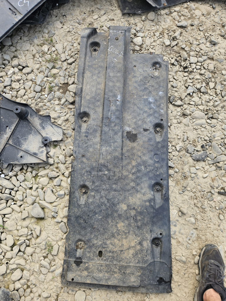 Scut lateral stanga Volkswagen Golf 5 2.0 Motorina 2008, 1K0825211E