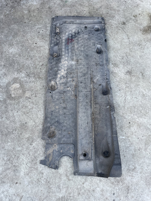 Scut lateral stanga Volkswagen Golf 5 Plus 2.0 Motorina 2009