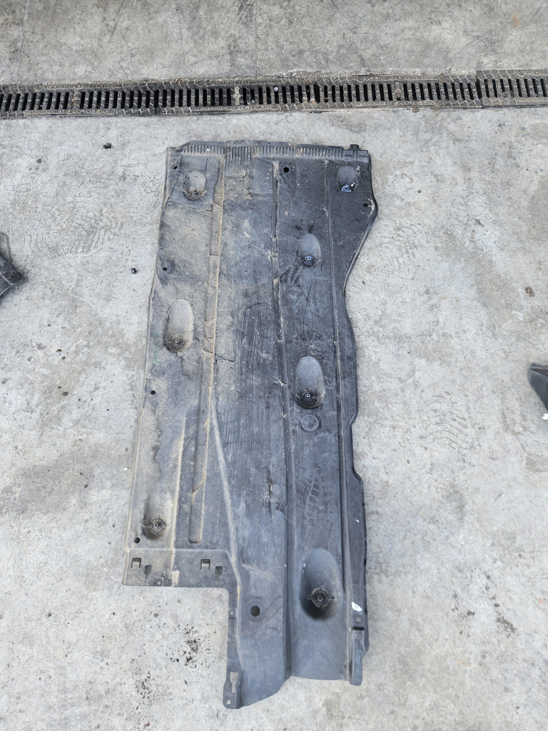 Scut lateral stanga Volkswagen Golf 7 2.0 Motorina 2015, 5Q0825201E