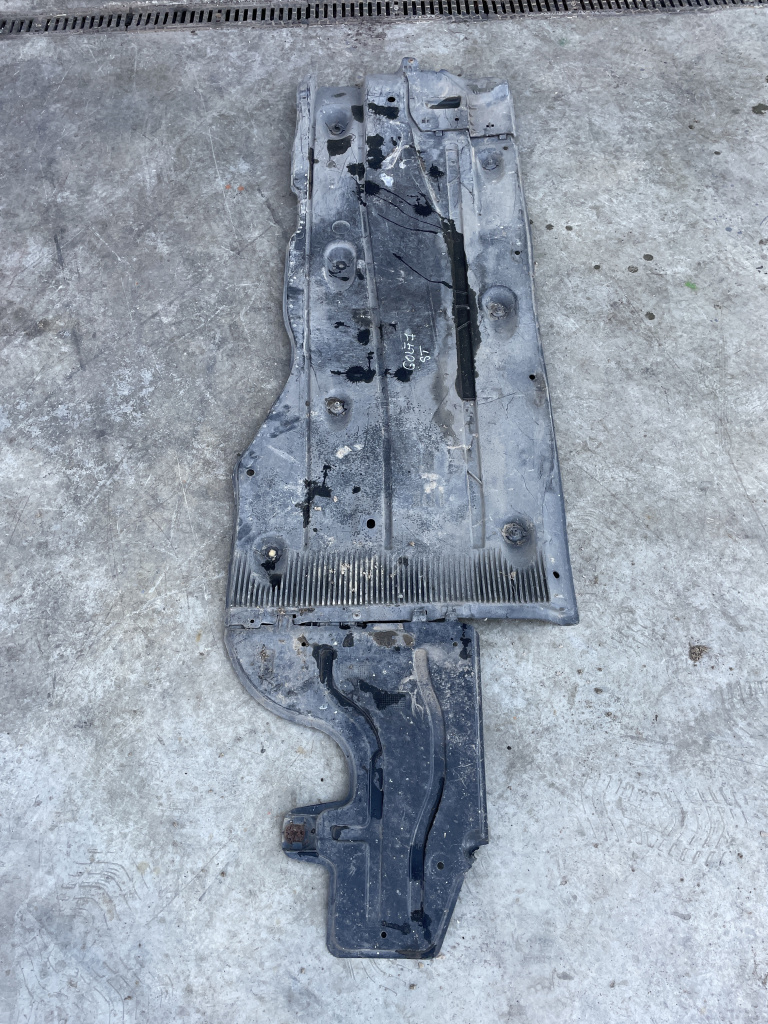 Scut lateral stanga Volkswagen Golf 7 2.0 Motorina 2014