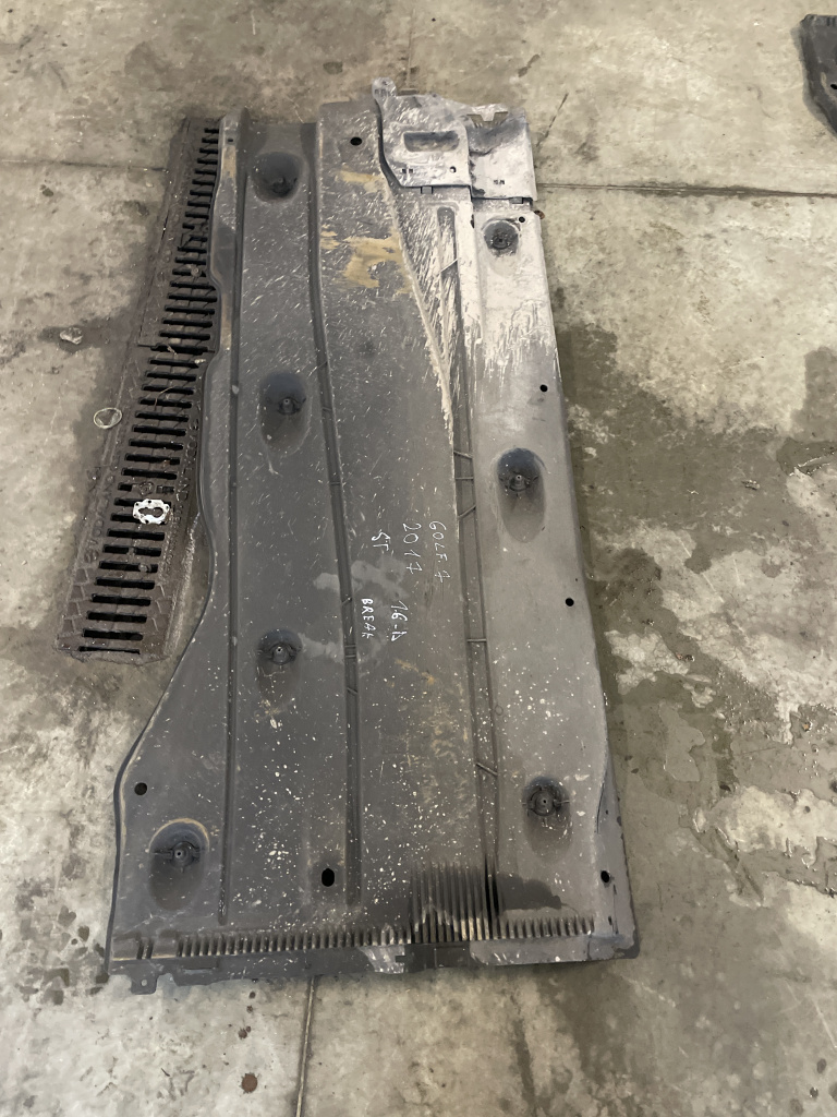 Scut lateral stanga Volkswagen Golf 7 Br