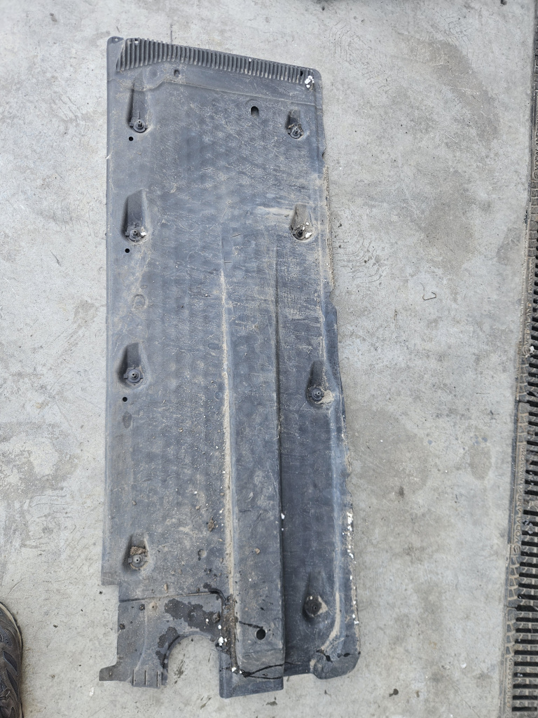 Scut lateral stanga Volkswagen Jetta 2.0 Motorina 2013, 1K0825211