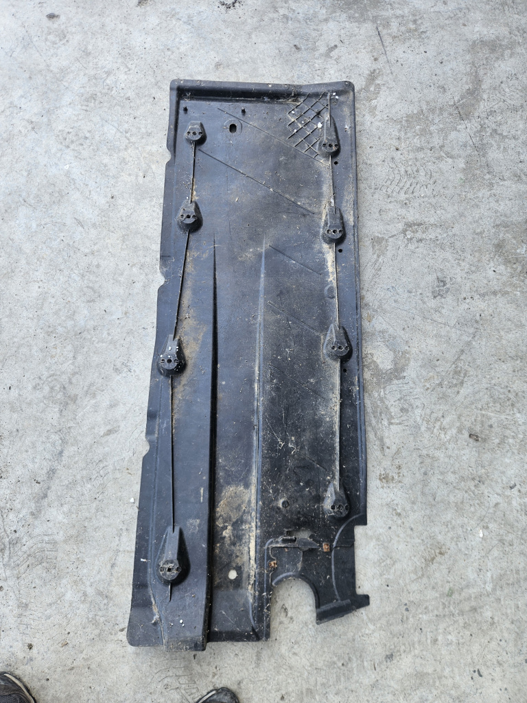 Scut lateral stanga Volkswagen Jetta 2.0 Motorina 2012, 1K0825211E