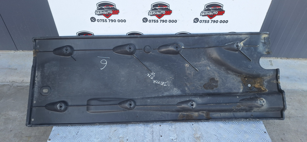 Scut lateral stanga Volkswagen Jetta 6 (2010-2014) 1.6 Motorina 2012, 5C6825201