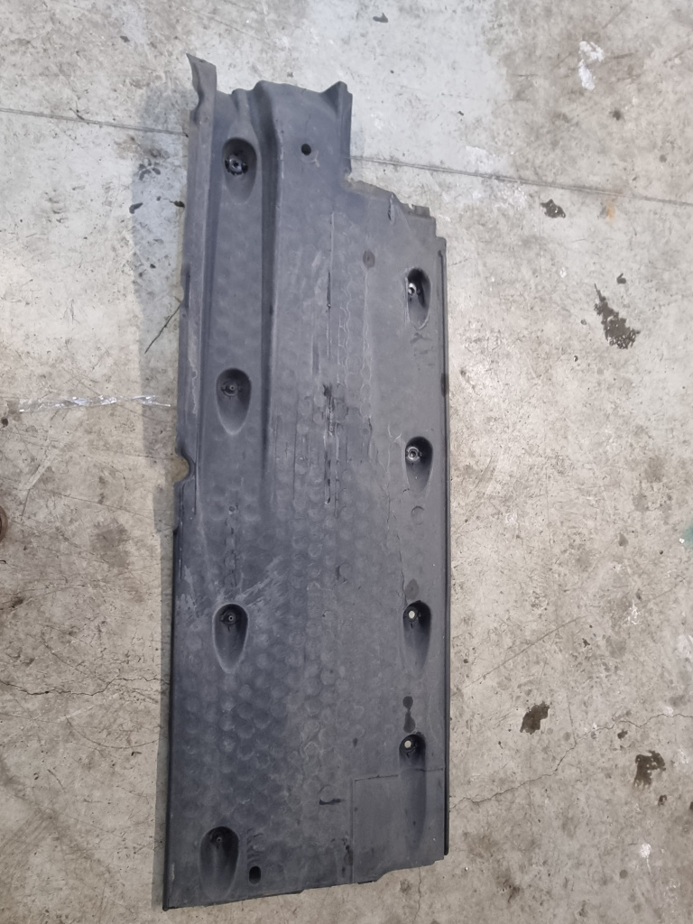 Scut lateral stanga Volkswagen Passat 2014