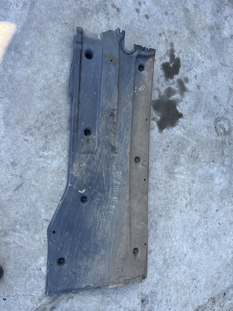 Scut lateral stanga Volkswagen Passat B8 1.6 Motorina 2017, 3Q0825201H