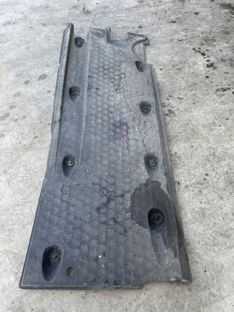 Scut lateral stanga Volkswagen Tiguan 2.0 Motorina 2010