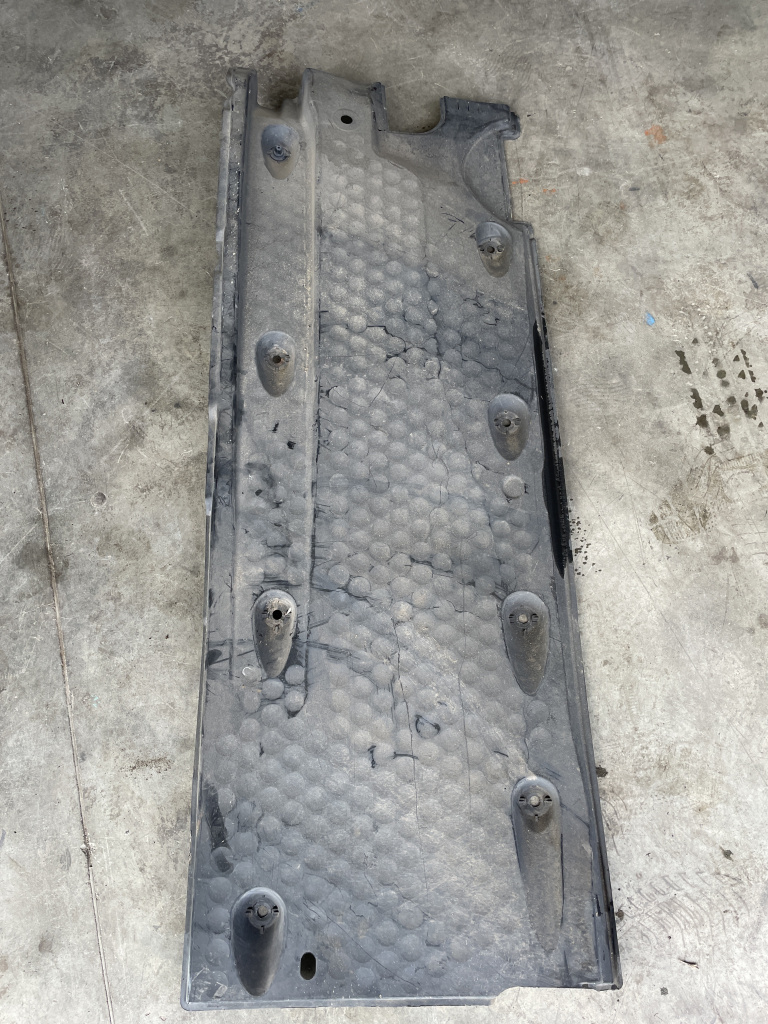 Scut lateral stanga Volkswagen Tiguan 2.0 Motorina 2014, -