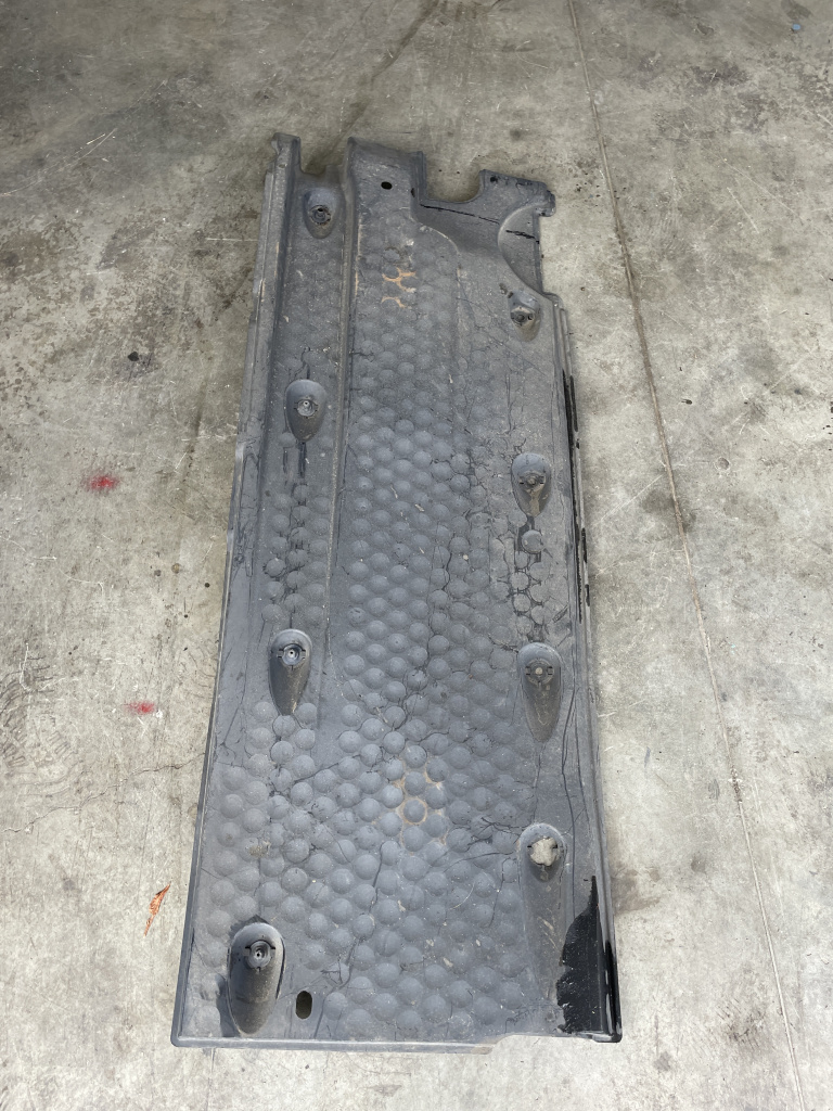 Scut lateral stanga Volkswagen Tiguan 2.0 Motorina 2014, -