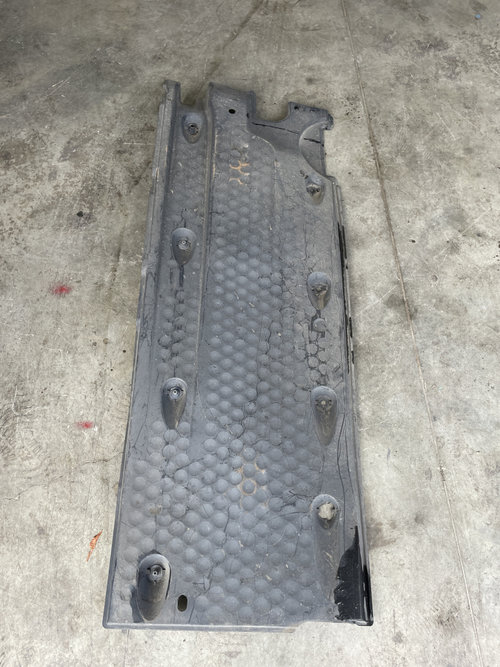 Scut lateral stanga Volkswagen Tiguan 2.0 Motorina 2014, -