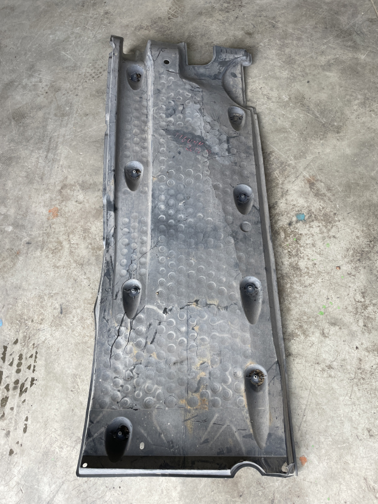 Scut lateral stanga Volkswagen Tiguan 2.0 Motorina 2012, -