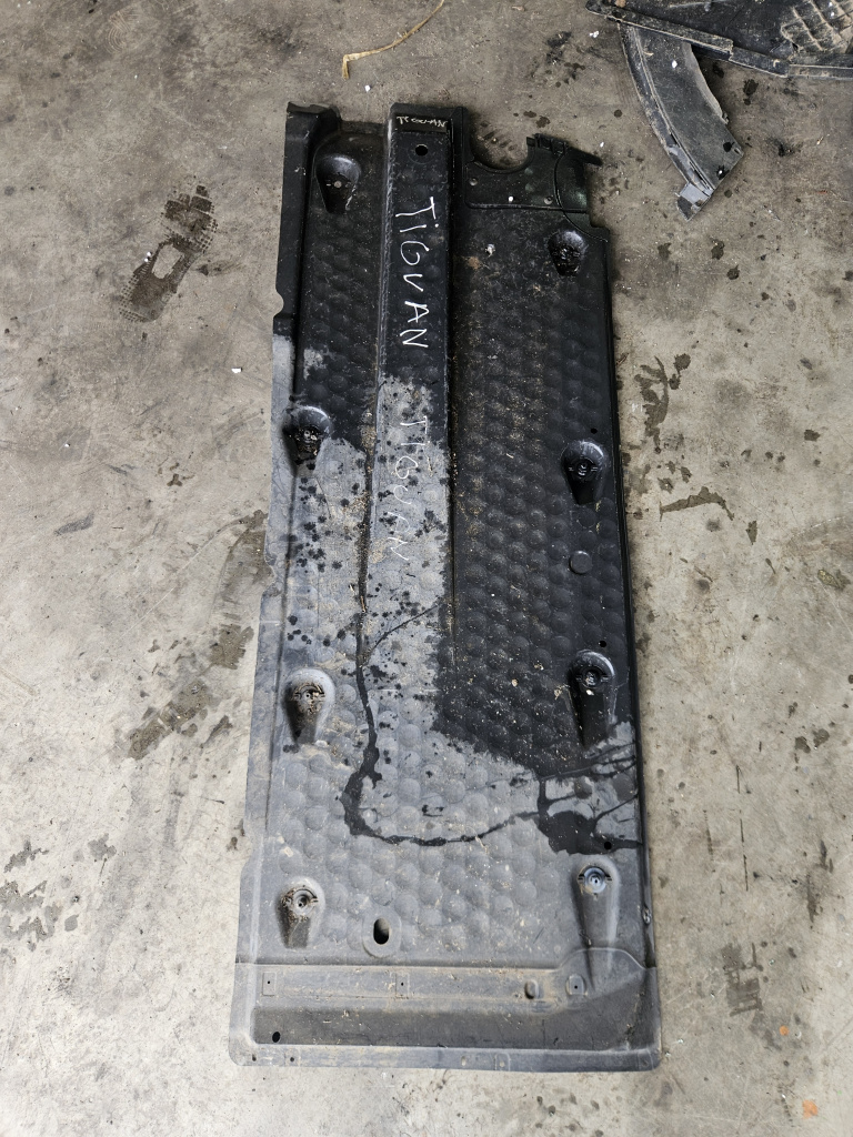 Scut lateral stanga Volkswagen Tiguan 2.0 Motorina 2011, 1K0825201S