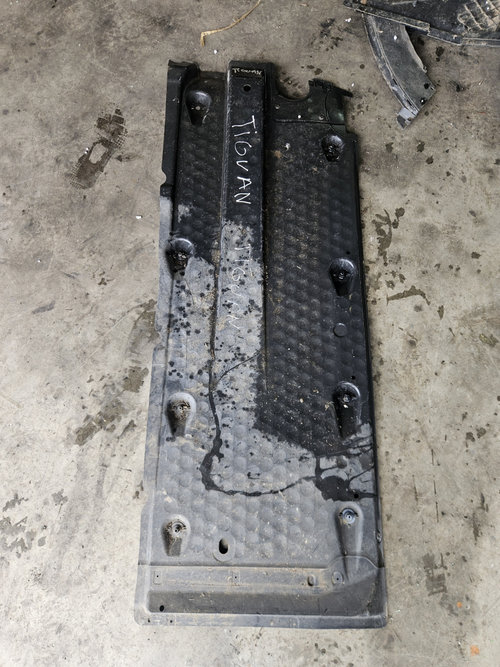 Scut lateral stanga Volkswagen Tiguan 2.0 Motorina 2011, 1K0825201S
