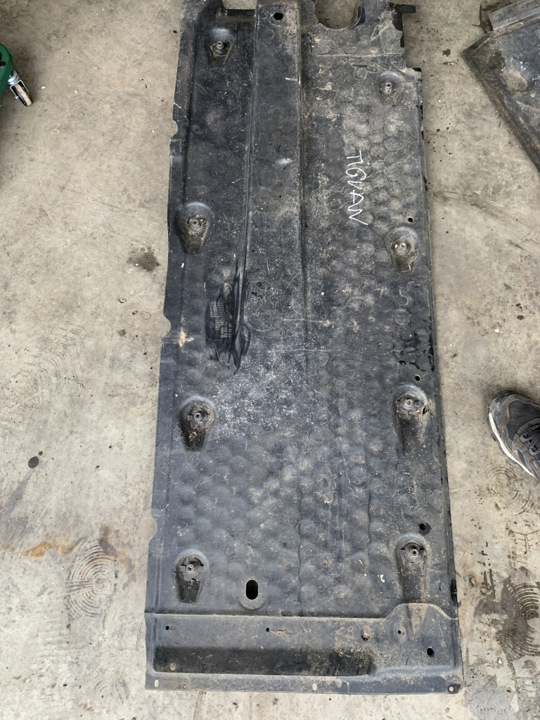 Scut lateral stanga Volkswagen Tiguan - Motorina 2012, 1K0825211L