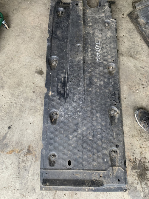 Scut lateral stanga Volkswagen Tiguan - Motorina 2012, 1K0825211L