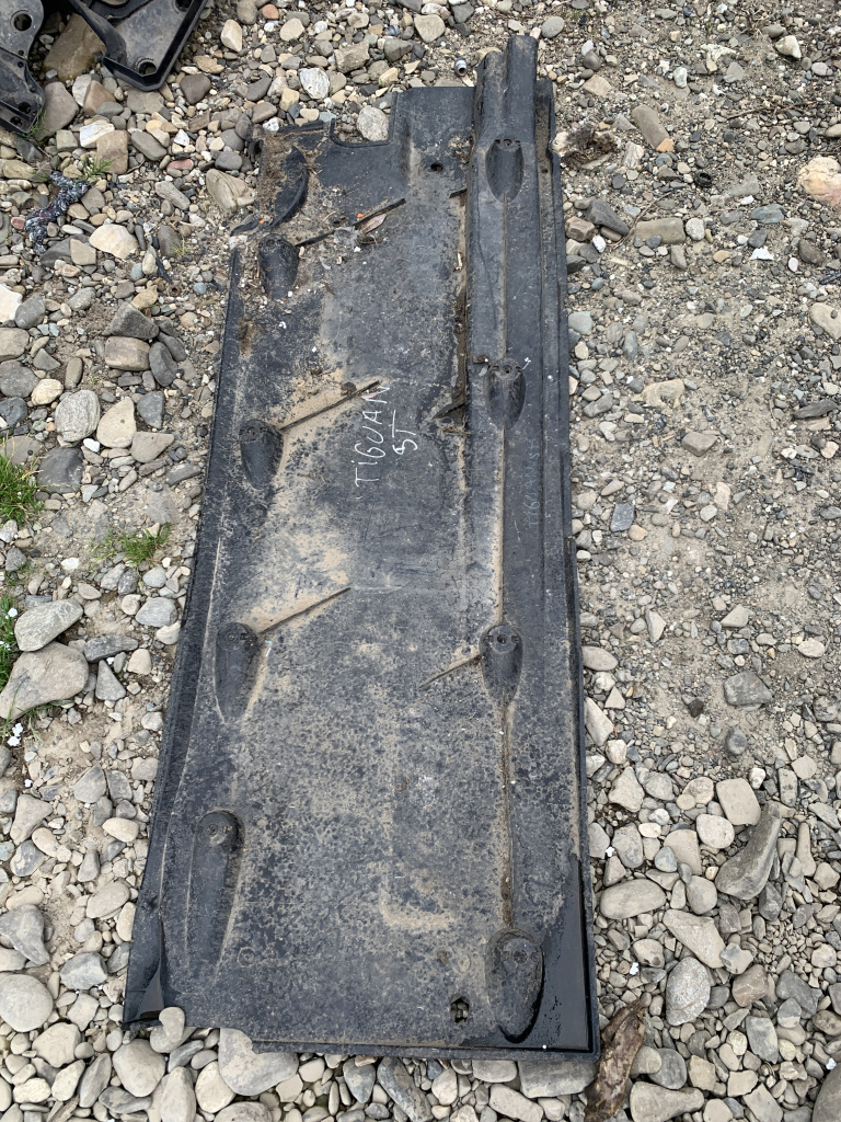 Scut lateral stanga Volkswagen Tiguan - Motorina 2012, 5N0825201