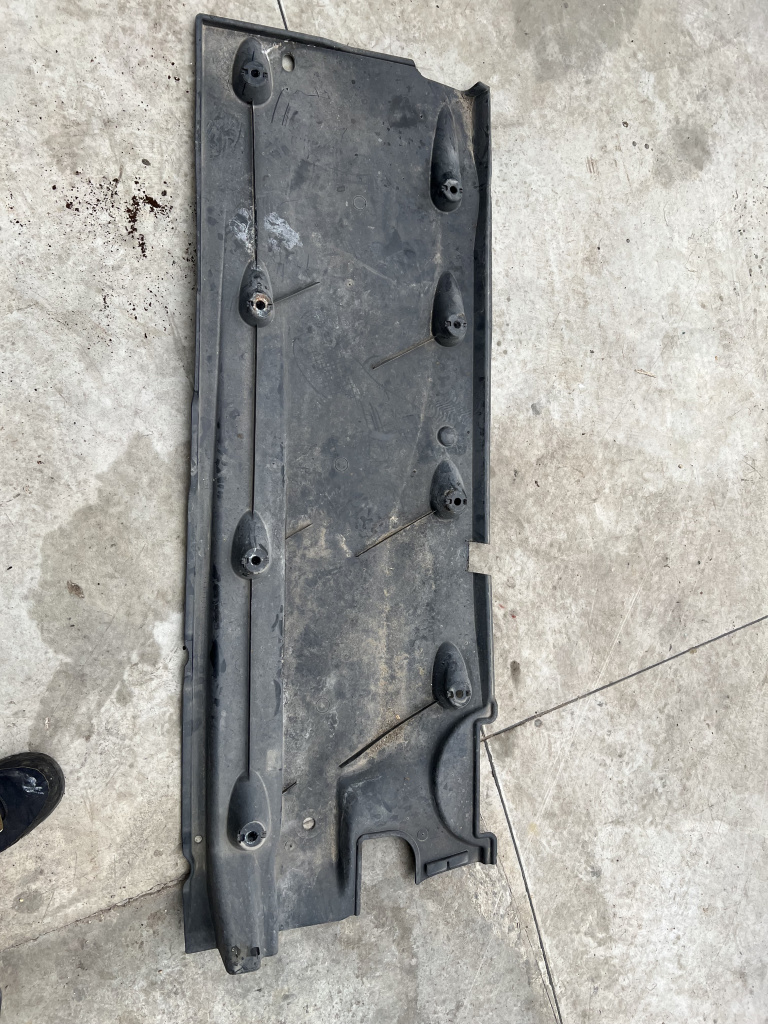 Scut lateral stanga Volkswagen Tiguan - Motorina 2014, 5N0825201