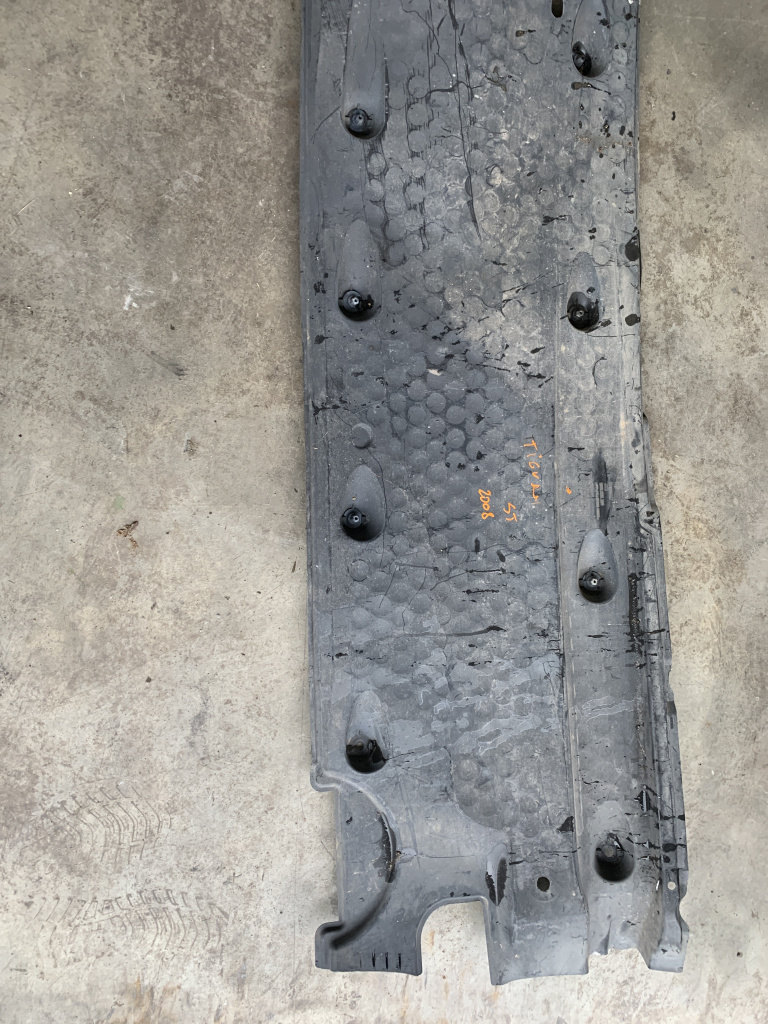 Scut lateral stanga Volkswagen Tiguan - Motorina 2014, 5N0825201B