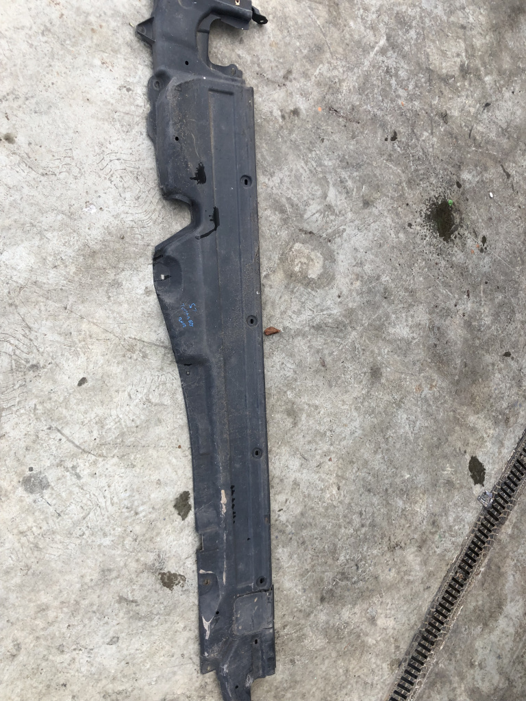 Scut lateral stanga Volkswagen Touareg 2012