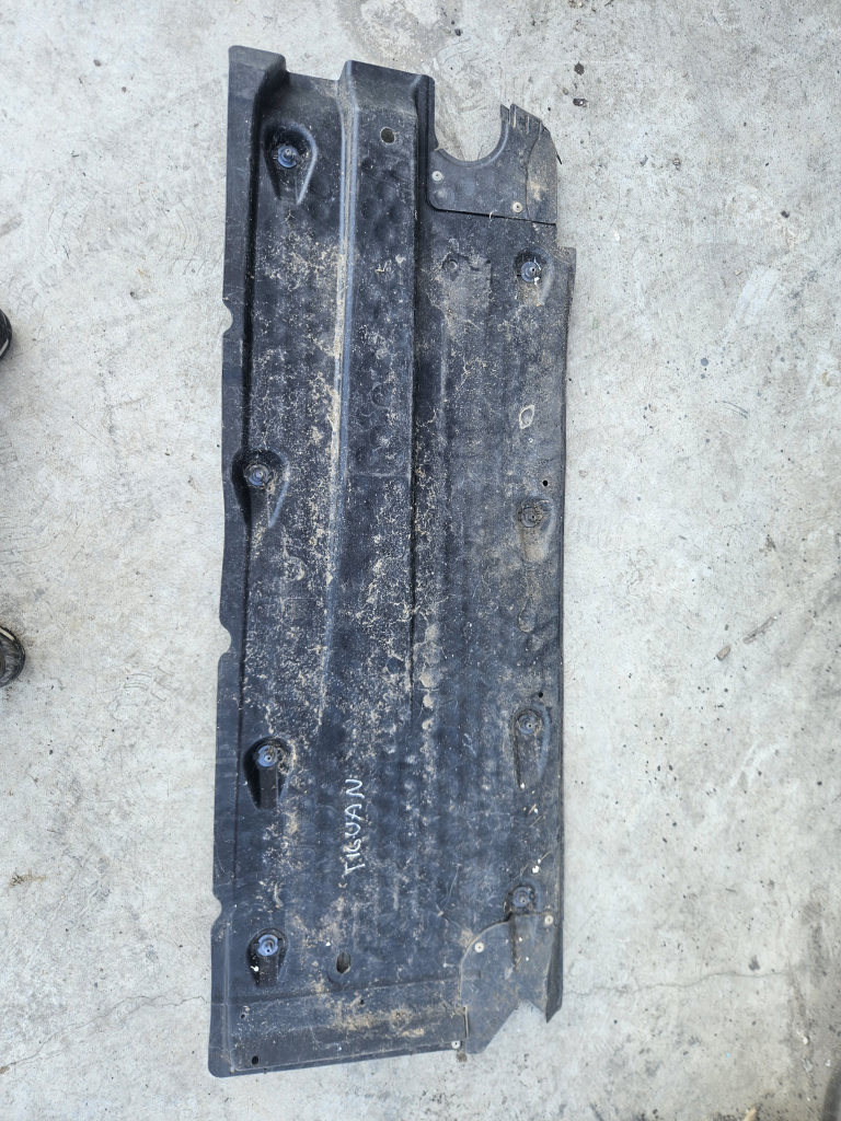 Scut lateral stanga Volkswagen Touran 2.0 Motorina 2008, 1Q0825211