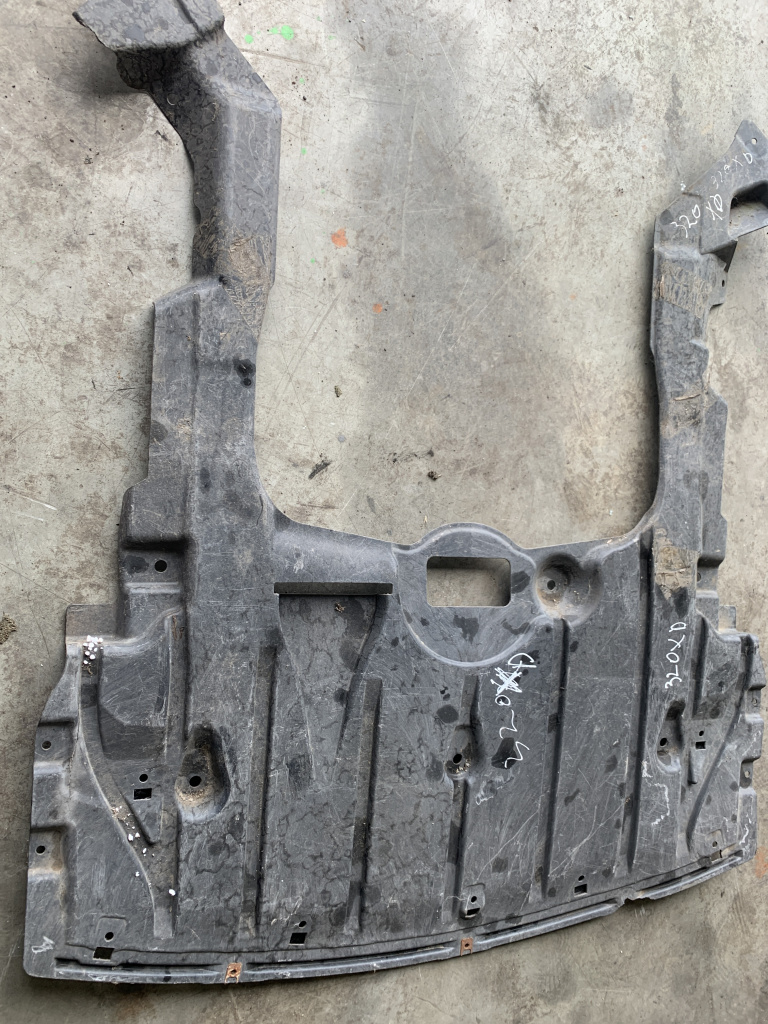 Scut motor plastic BMW 320 E90 - Motorina 2012, CU DEFECT
