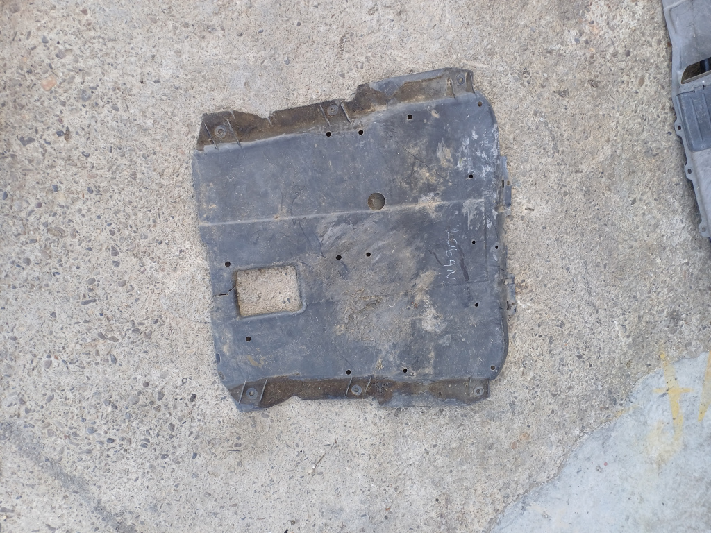 Scut motor plastic Dacia Logan - Benzina 2009, MIC DEFECT