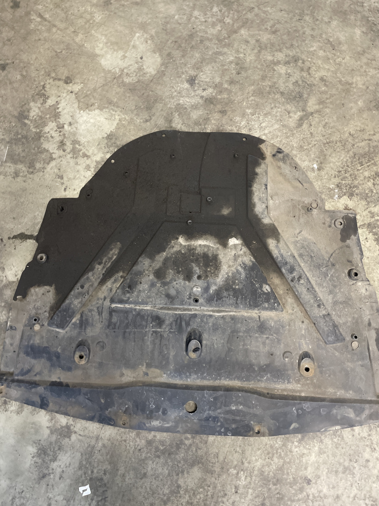 Scut motor plastic Nissan Qashqai 2015