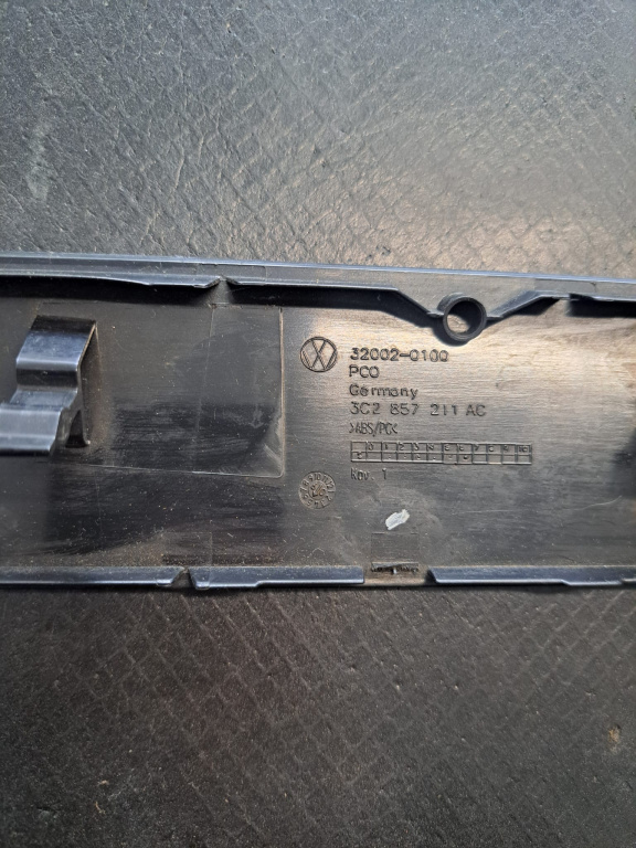 Scut ornamentat panou VW Passat variant B6 - COD 3c1857212k