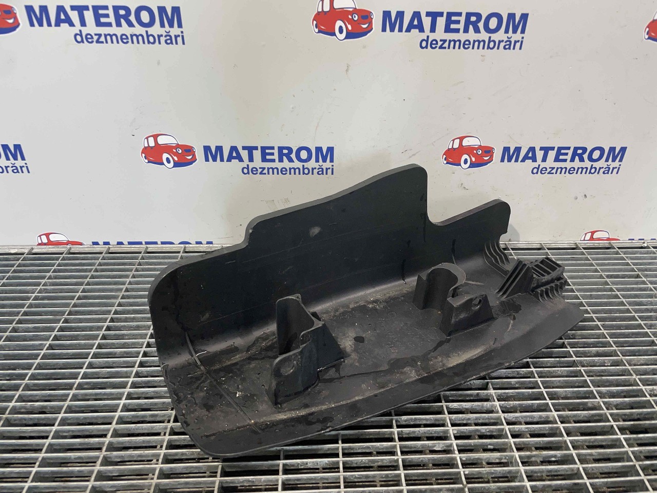 SCUT SUB MASINA AUDI A4 A4 - - (2015 2018)