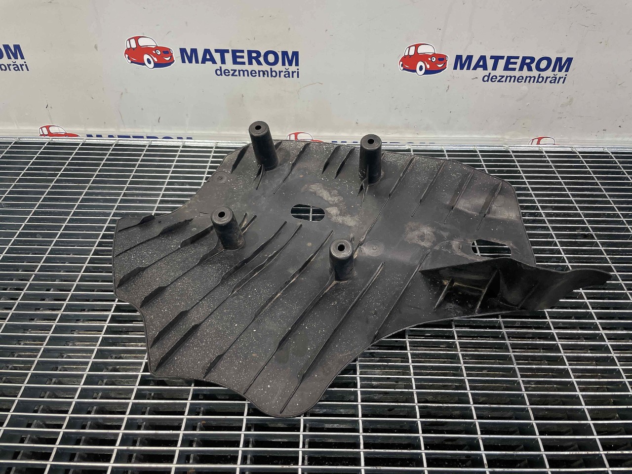 SCUT SUB MASINA BMW SERIA 3 F 30 SERIA 3 F 30 - - (2011 2018)