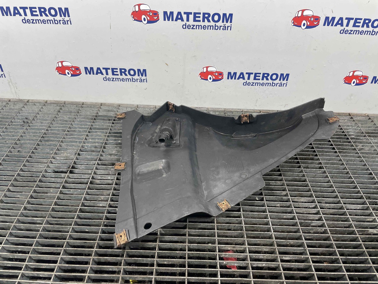 SCUT SUB MASINA BMW SERIA 3 F 31 SERIA 3 F 31 - - (2011 2015)