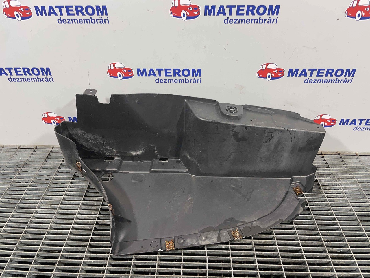 SCUT SUB MASINA BMW SERIA 3 F 31 SERIA 3 F 31 - - (2011 2015)