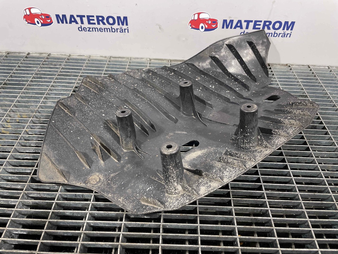 SCUT SUB MASINA BMW SERIA 3 F 31 SERIA 3 F 31 - - (2011 2015)