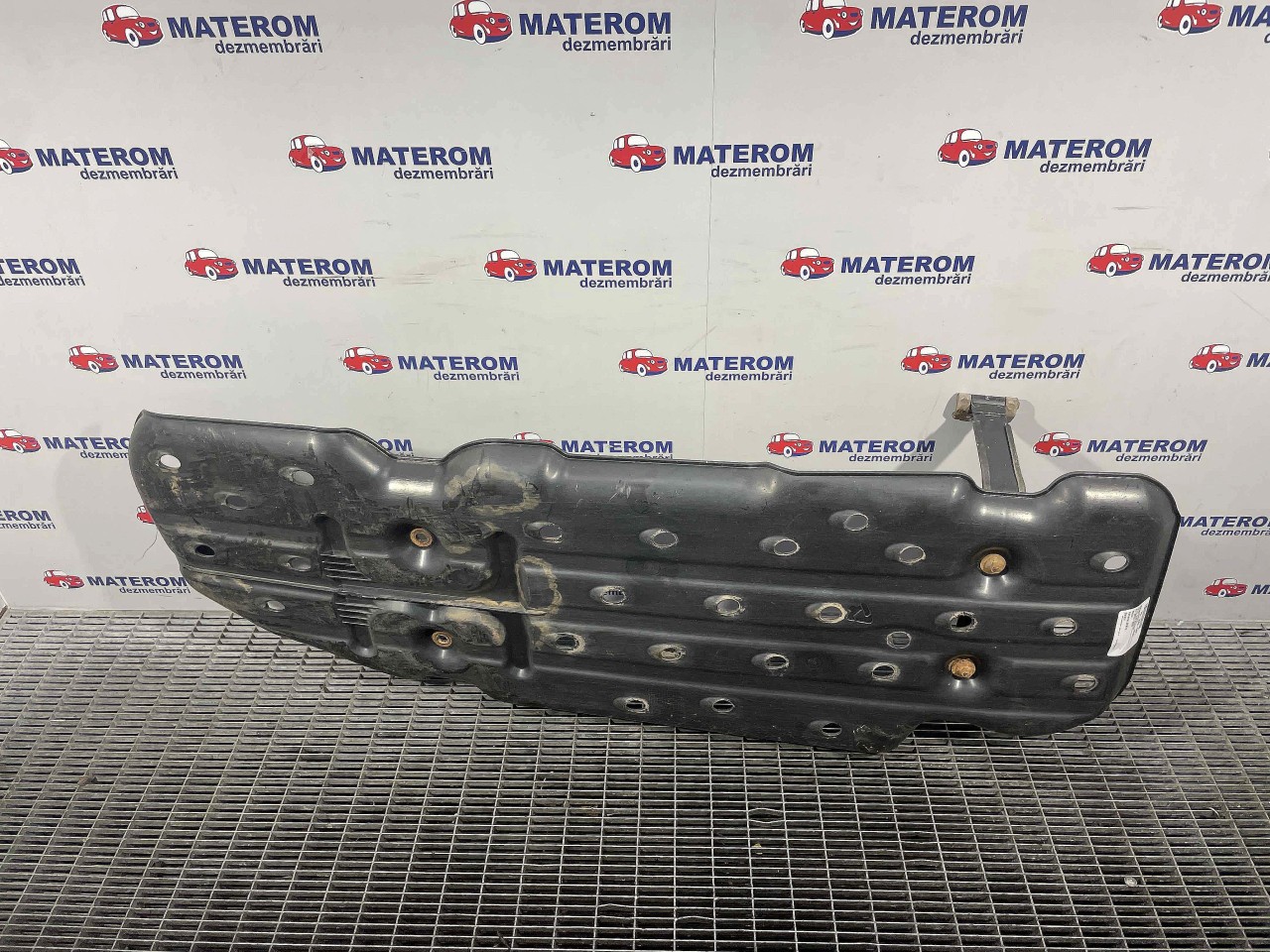 SCUT SUB MASINA TOYOTA HILUX - - (2015 2