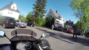 Scuterist lovit de un sofer in Germania, soferul este prins de un motociclist