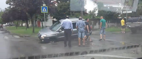 Se intampla in Romania: un sofer a cazut cu masina intr-o groapa din asfalt
