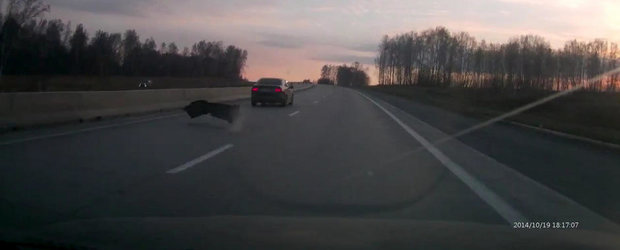 Se intampla in Rusia: O Honda Accord isi pierde spoilerul pe autostrada